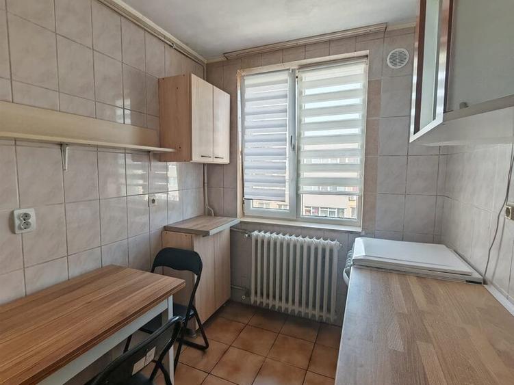 Apartament cu 3 camere semidecomandat în Colentina