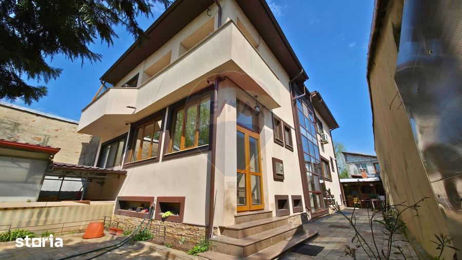 Casă cu 7 camere cu Teren 350 Mp în Giulești
