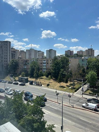 Apartament cu 3 camere semidecomandat în Craiovei