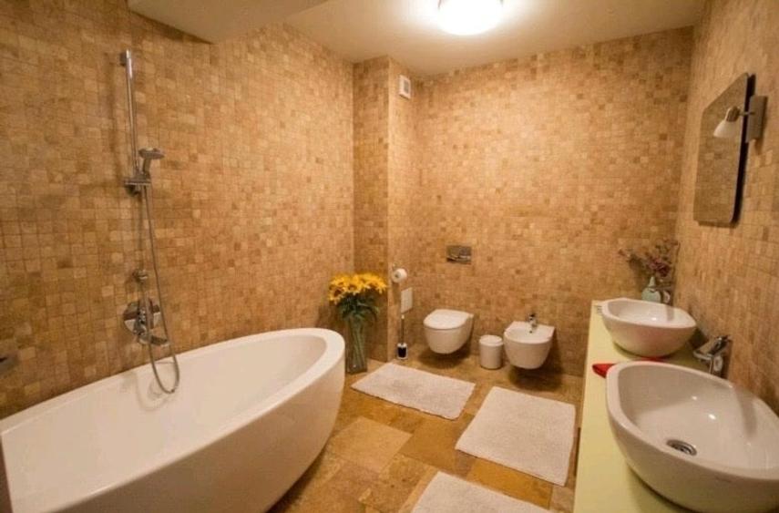 Apartament cu 3 camere semidecomandat, mobilat în Central