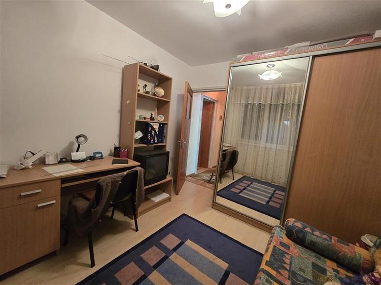 Apartament cu 3 camere semidecomandat în Brâncoveanu