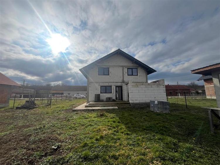 Casă individuală cu 5 camere cu Teren 1414 Mp în Oloșag