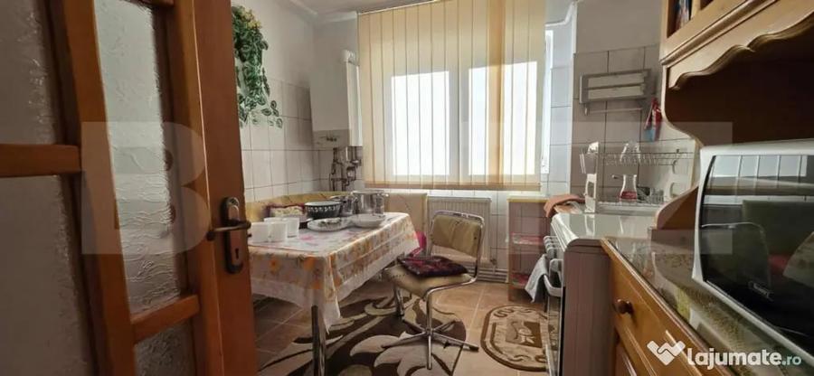 Apartament cu 3 camere semidecomandat, mobilat în Micro 4