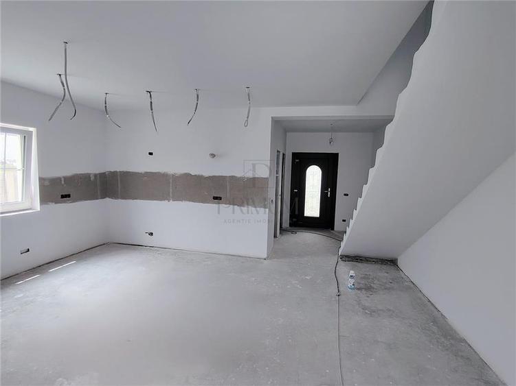 Duplex cu 5 camere cu Canalizare în Moșnița Veche