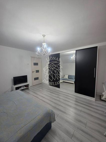 Apartament cu 3 camere semidecomandat, mobilat în Sud