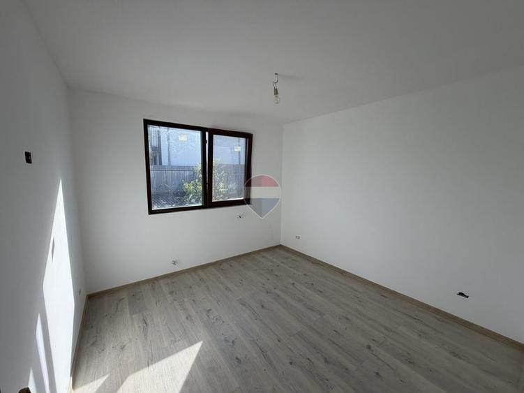 Casă individuală cu 5 camere cu Teren 433 Mp în Golești