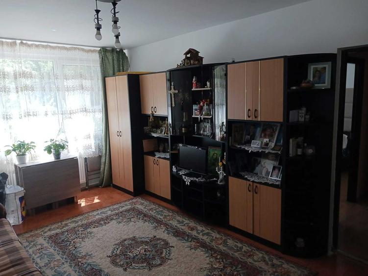 Apartament cu 4 camere semidecomandat în Micro 16