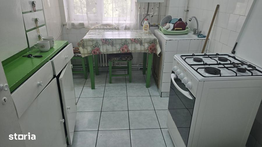 Apartament cu 3 camere semidecomandat în Gojdu