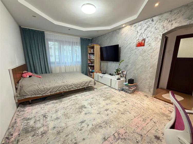 Apartament cu 3 camere semidecomandat în Podu Roș