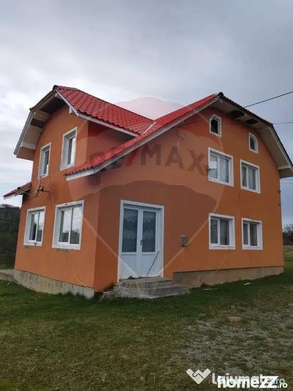 Casă cu 7 camere cu Teren 8286 Mp în Preluca Nouă