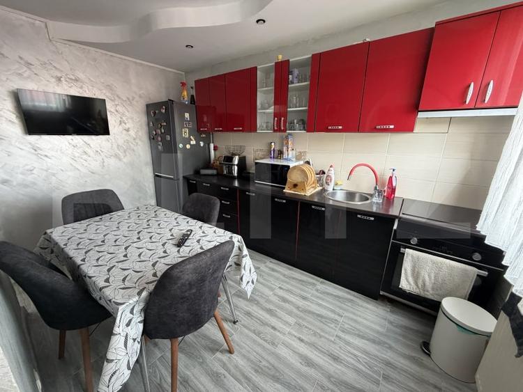 Apartament cu 3 camere decomandat, mobilat în 9 Mai