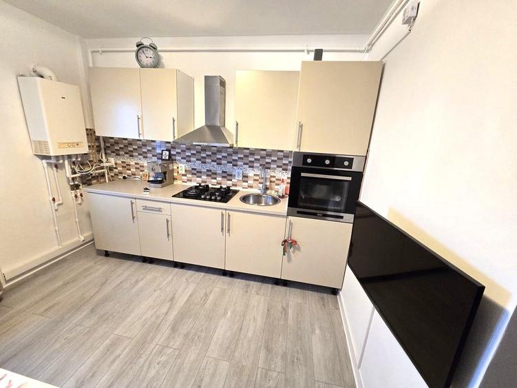 Apartament cu 2 camere decomandat, mobilat în Central