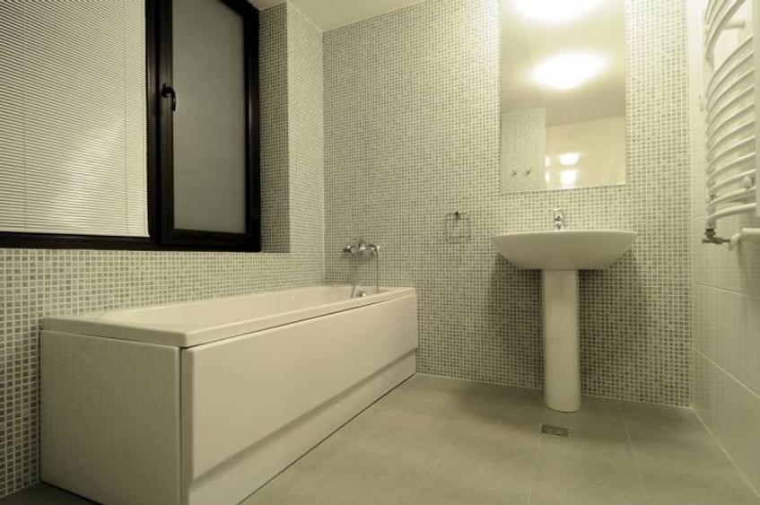 Apartament cu 3 camere semidecomandat, mobilat în Băneasa