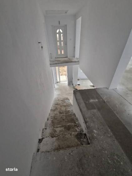 Casă cu 9 camere cu Teren 1500 Mp în Central