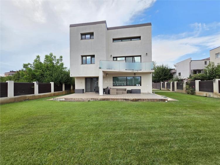 Casă cu 10 camere cu Teren 620 Mp în Mogoșoaia