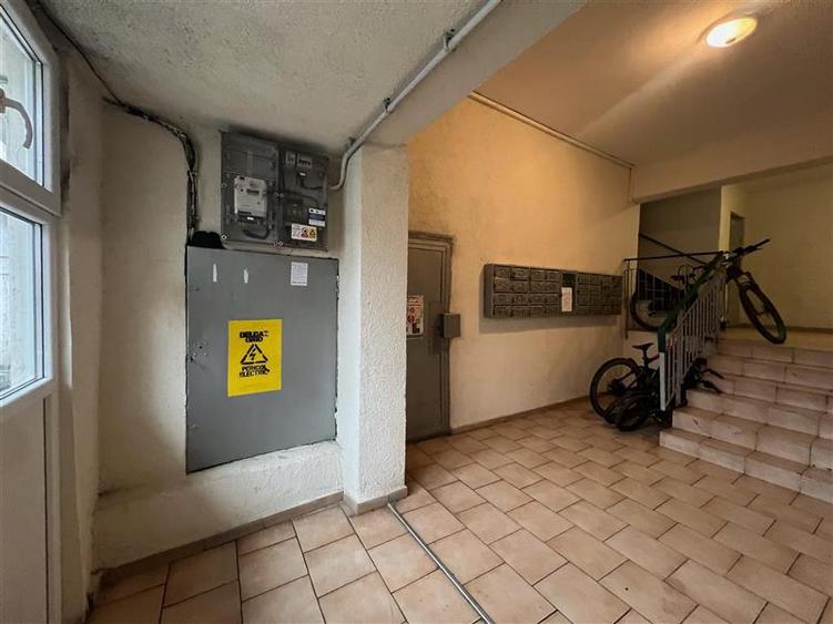 Apartament cu 3 camere decomandat, mobilat în Nicolina