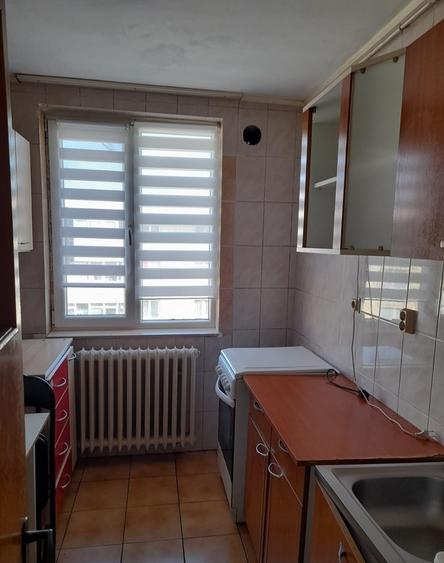Apartament cu 3 camere semidecomandat, mobilat în Colentina