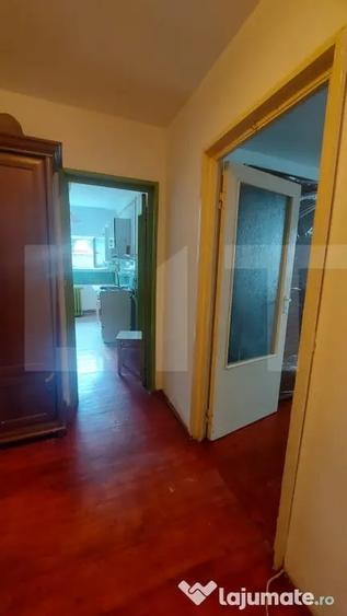 Apartament cu 3 camere semidecomandat în Simeria