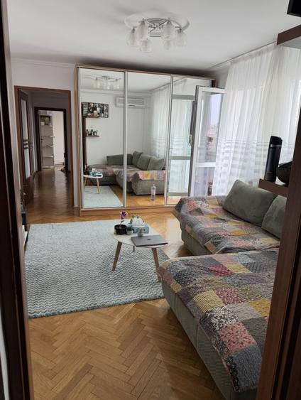 Apartament cu 3 camere semidecomandat în Gorjului