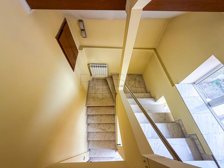Casă individuală cu 12 camere cu Canalizare în Calea Plevnei