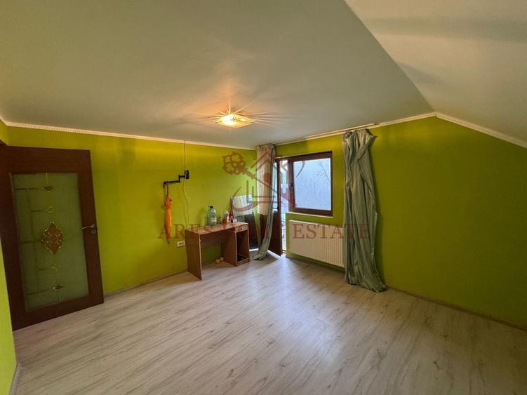 Casă individuală cu 7 camere cu Canalizare în Orțișoara