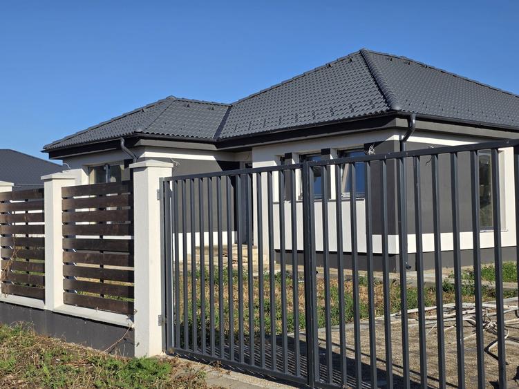 Casă individuală cu 4 camere cu Canalizare în Cristian