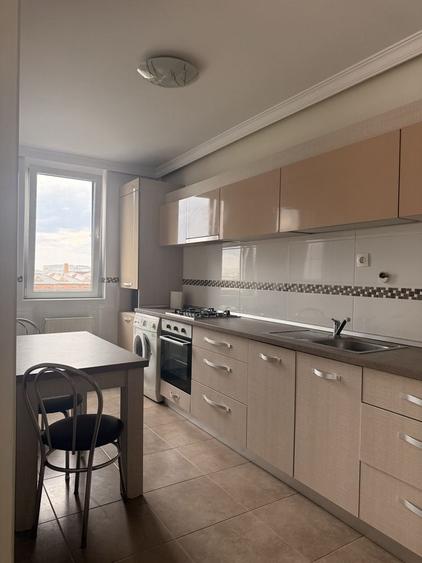 Apartament cu 3 camere semidecomandat în Central