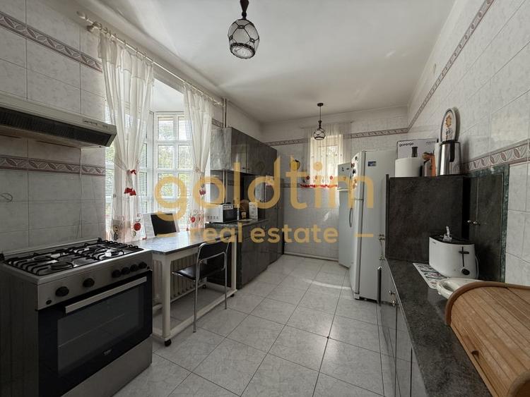 Casă individuală cu 7 camere cu Canalizare în Cornu