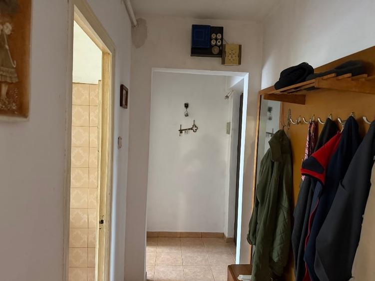 Apartament cu 4 camere semidecomandat în Astra
