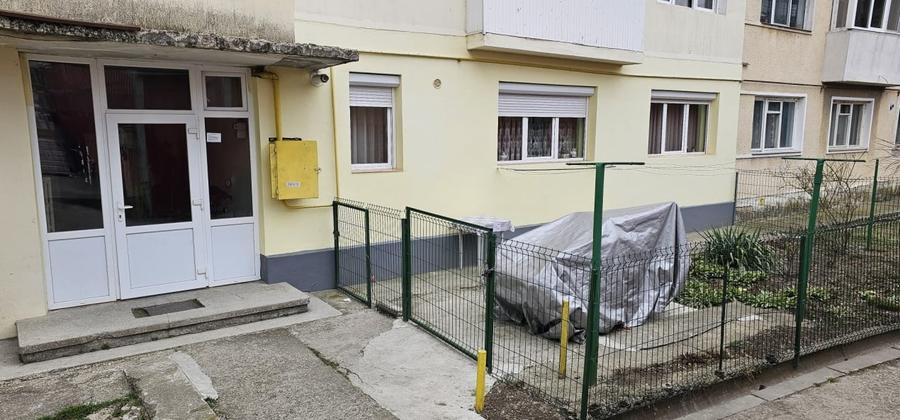 Apartament cu 2 camere semidecomandat, mobilat în Târgu Ocna