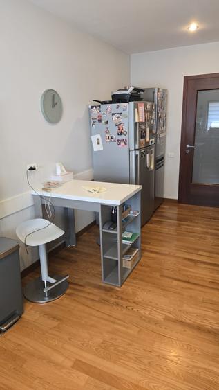 Apartament cu 4 camere decomandat în Capitale