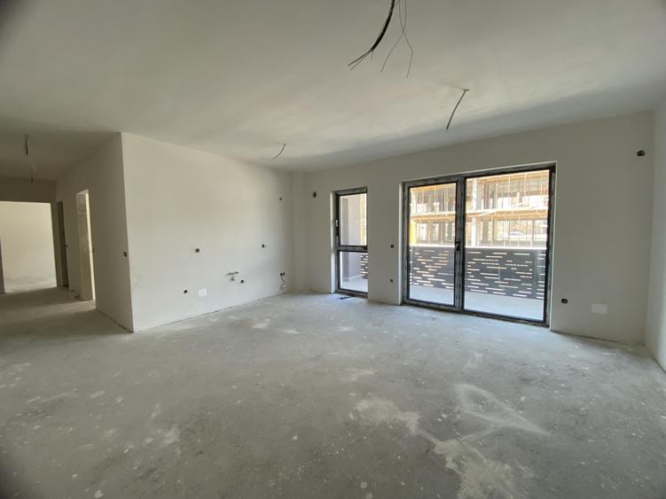 Apartament cu 3 camere semidecomandat în Chinteni