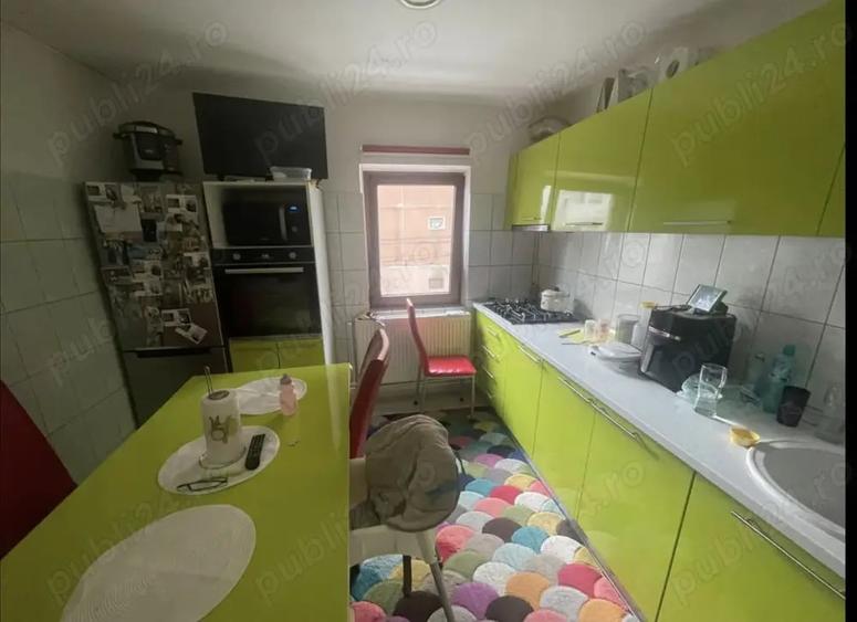 Apartament cu 3 camere semidecomandat în Tineretului