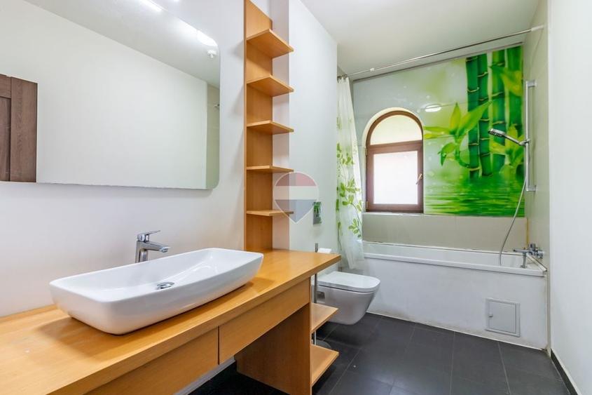 Casă individuală cu 5 camere cu Teren 591 Mp în Est