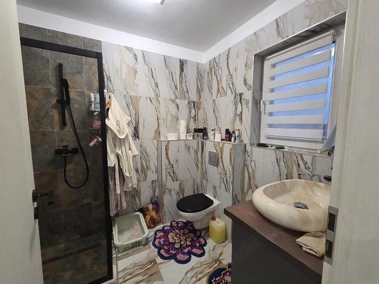Apartament cu 3 camere nedecomandat în Apărătorii Patriei