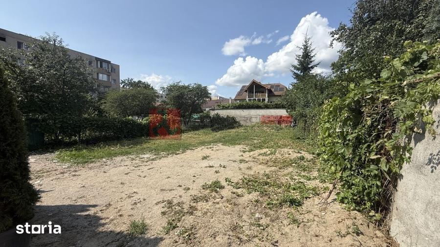 Teren de 350 mp, în Tractorul