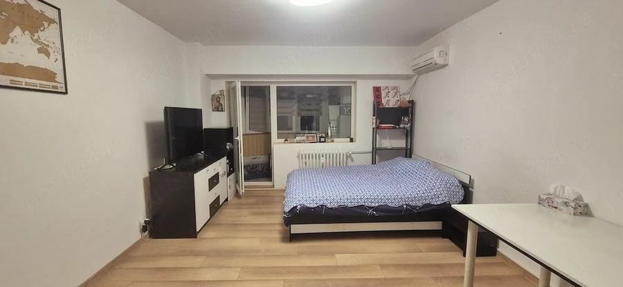 Garsonieră decomandată în Titan