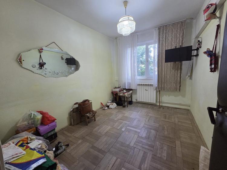 Apartament cu 3 camere semidecomandat în Micro 40