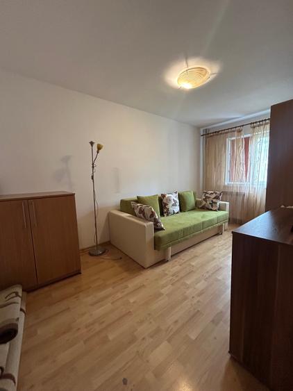Apartament cu 3 camere semidecomandat în Tomis Nord