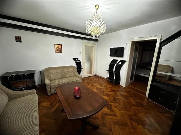 Apartament cu 2 camere semidecomandat în Centrul Civic