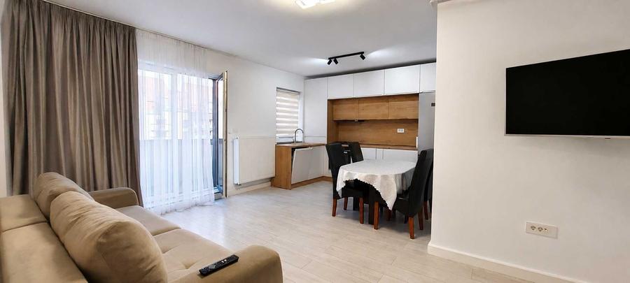 Apartament cu 3 camere decomandat în Tractorul