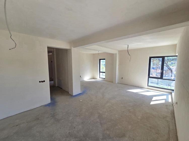 Casă cu 4 camere cu Canalizare în Dâmbul Rotund