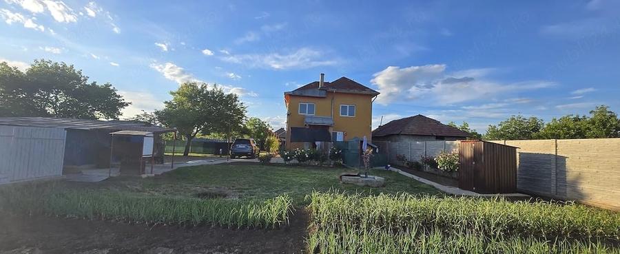 Casă cu 9 camere cu Teren 1400 Mp în Central