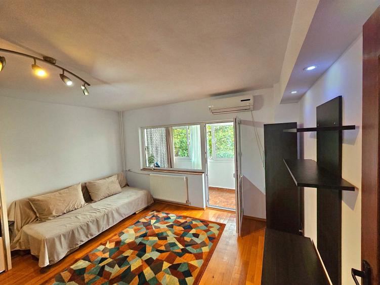 Apartament cu 3 camere decomandat în Lacul Tei