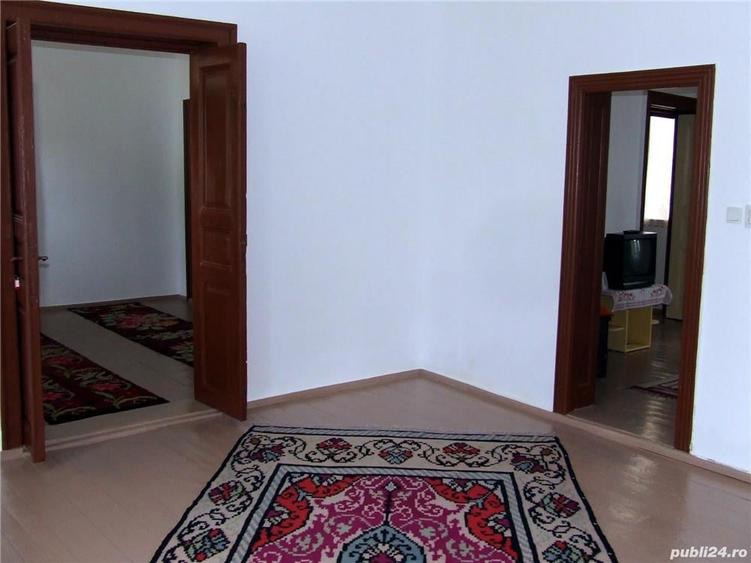Casă cu 5 camere cu Teren 3610 Mp în Central
