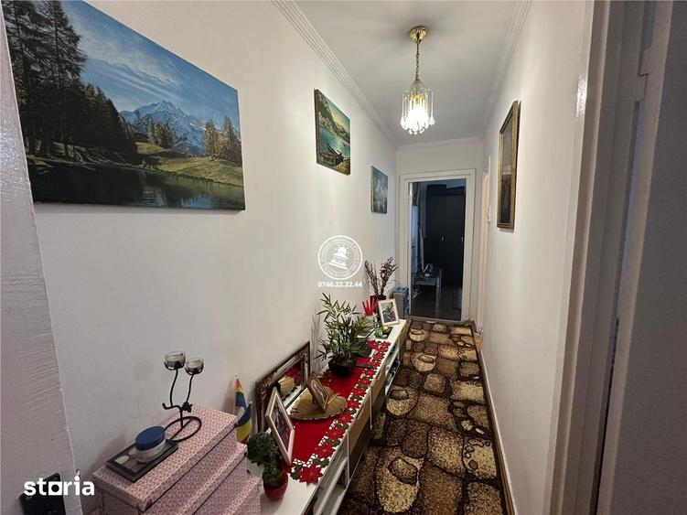 Apartament cu 3 camere semidecomandat, mobilat în Podul de Piatră