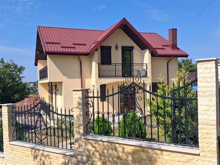 Casă cu 5 camere cu Garaj în Lețcani