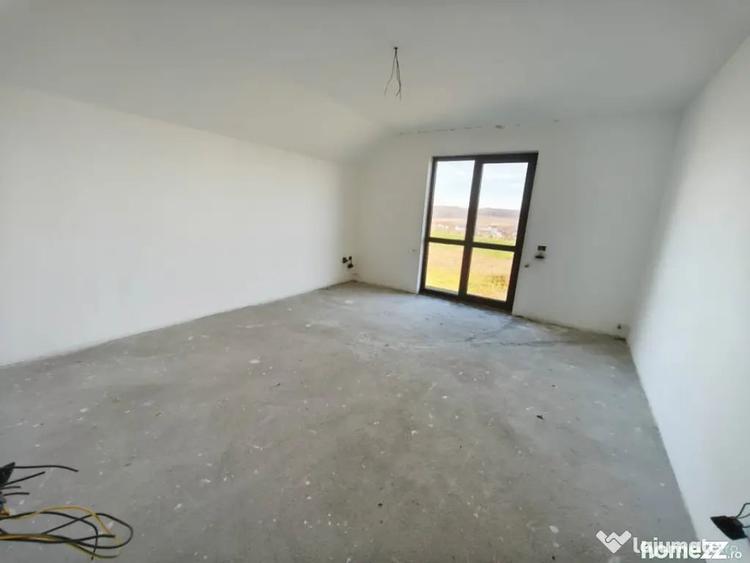 Casă cu 5 camere cu Teren 1792 Mp în Mitocu Dragomirnei