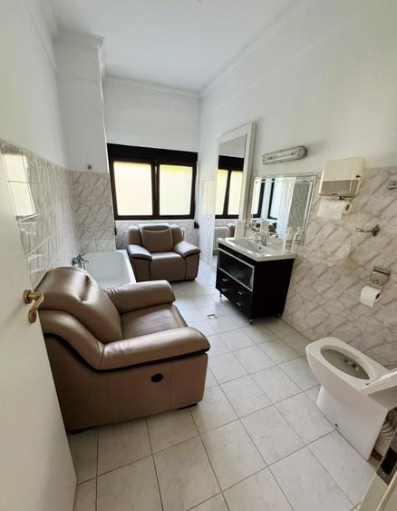 Apartament cu 4 camere semidecomandat în Aviatorilor