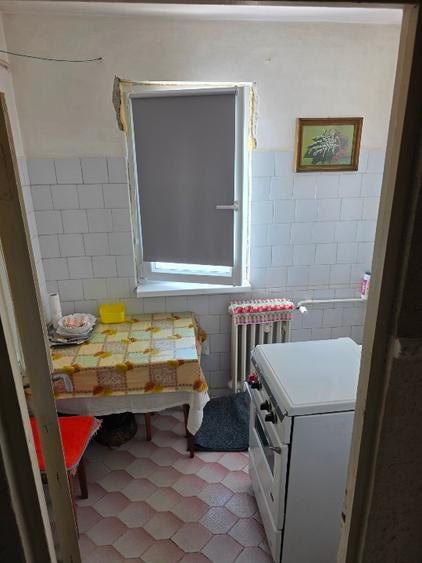 Apartament cu 3 camere semidecomandat în Micro 40